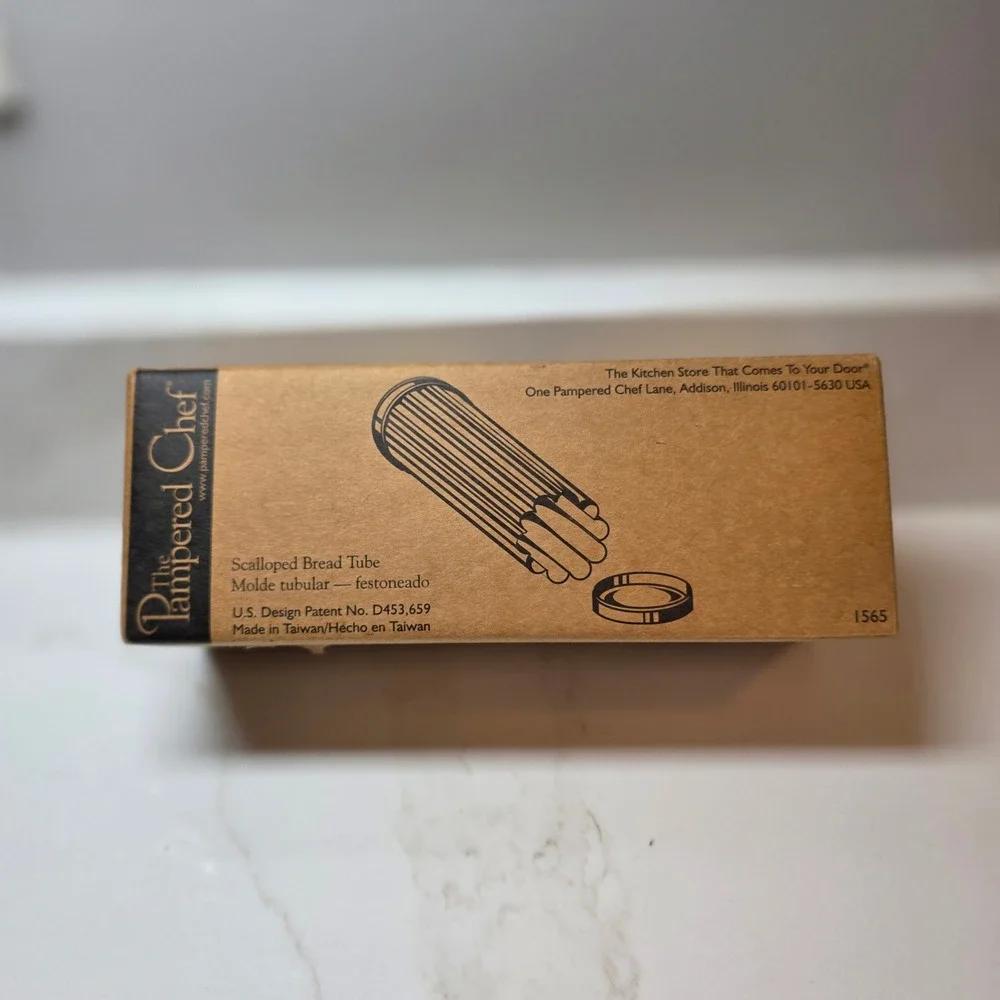The Pampered Chef Scalloped Bread Tube 1565 Silver Stainless Steel Flower Shape